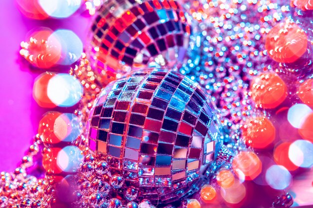 Lucenti palline da discoteca scintillanti in una bella luce viola. Concetto di festa in discoteca