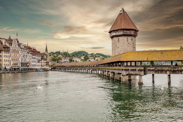 Lucerna sotto il cielo drammatico Svizzera