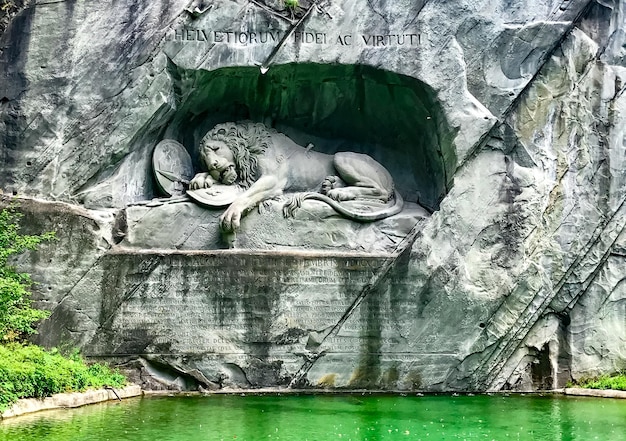 Lucerna svizzera giugno monumento del leone di bertel thorvaldsen