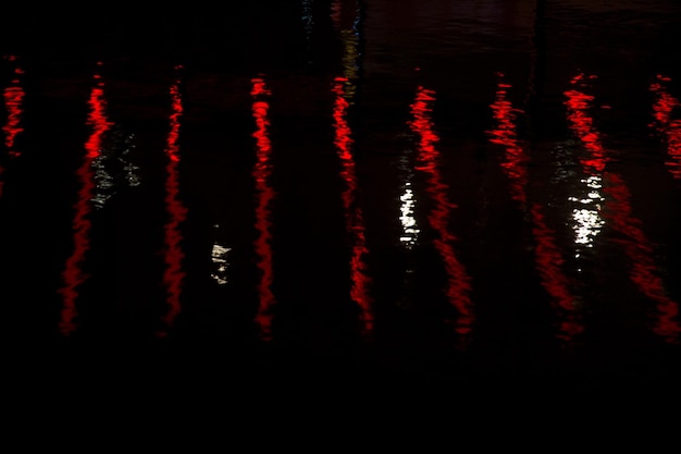 luces rojas reflejadas en el agua