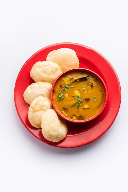 Luchi Cholar Dal o Pane fritto di farina servito insieme a Chana al curry o grammo del Bengala