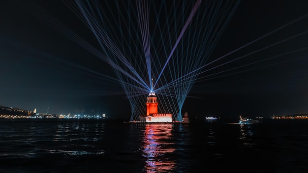 Luci alla Torre della Fanciulla a Istanbul Turchia