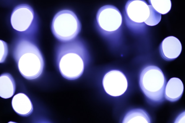 Luci blu bokeh su sfondo nero