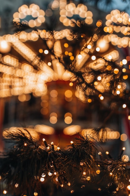 Luci bokeh scintillanti dorate della ghirlanda festiva di Capodanno Natale scintillante sfondo