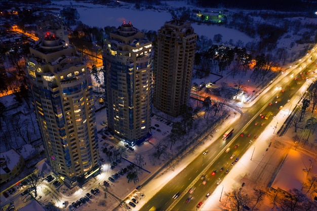 Luci colorate illuminano le strade e gli edifici