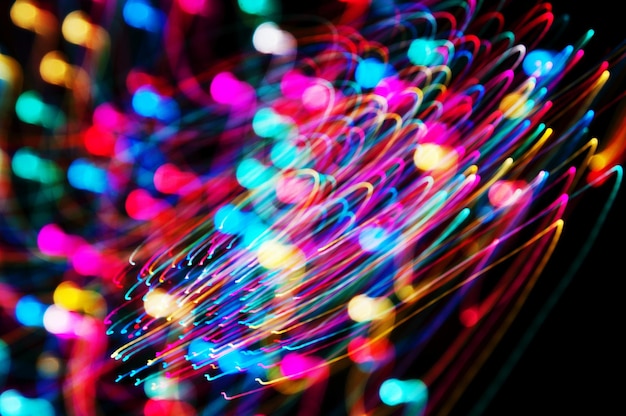 Luci colorate sfocate di notte