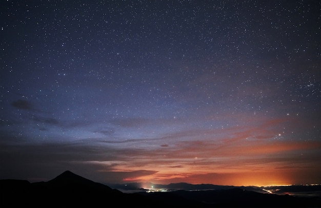 Luci della città lontane. Maestose montagne dei Carpazi. Bel paesaggio. Vista mozzafiato.