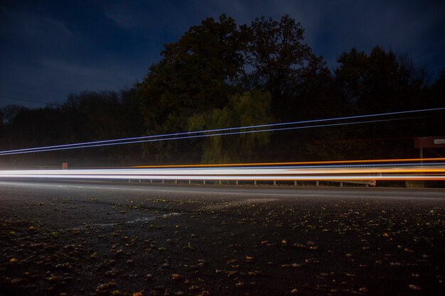 Luci delle auto di passaggio. Tracciante.