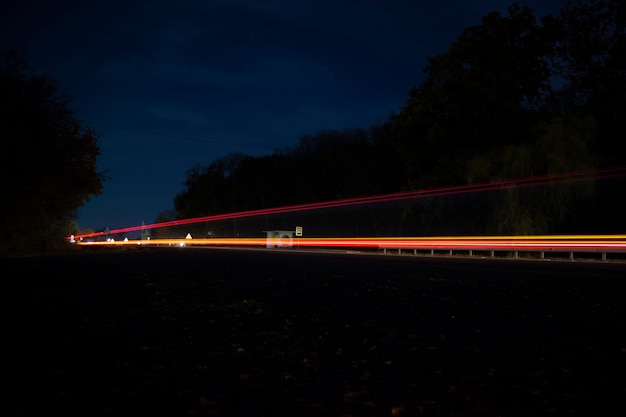 Luci delle auto di passaggio. Tracciante.