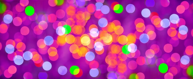 Luci dello sfondo festivo. Fondo multicolore astratto e luminoso, bokeh vago, insegna.