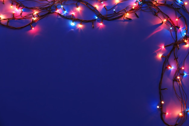 Luci di Natale incandescenti su sfondo blu