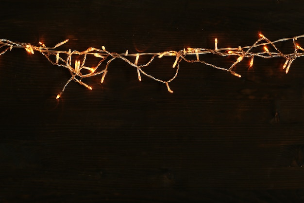 Luci di Natale su fondo in legno