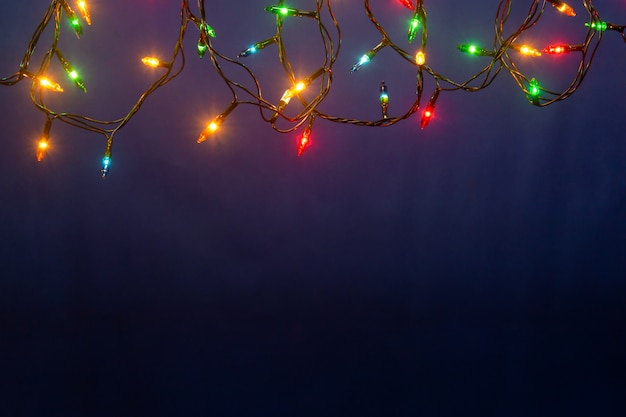 Luci di Natale su sfondo blu con copyspace