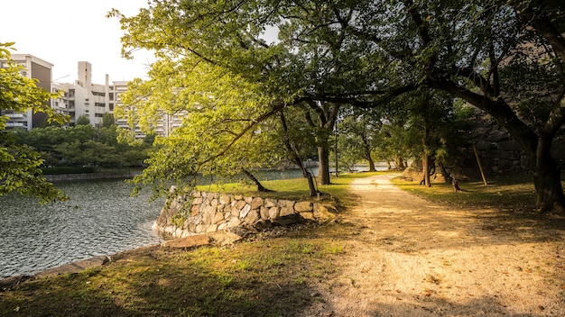 Luci e ombre sulla passerella intorno al castello di Hiroshima