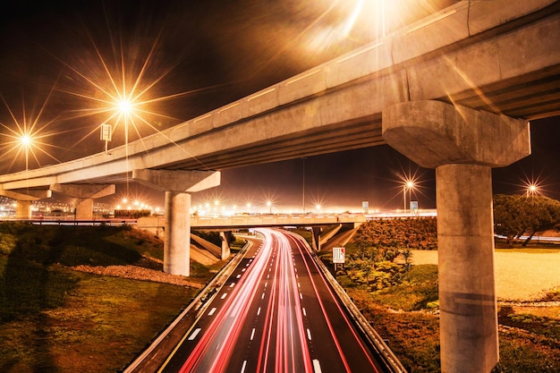 Luci in una città frenetica Inquadratura di un traffico in autostrada