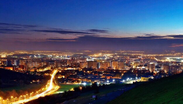 Luci notturne della città dopo il tramonto