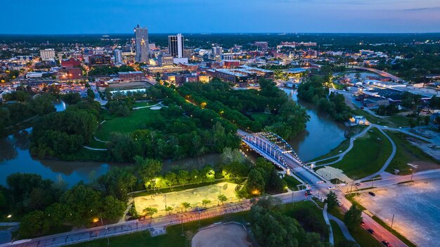 Luci notturne nel skate park vicino al ponte MLK che conduce alla vita notturna nel centro di Fort Wayne