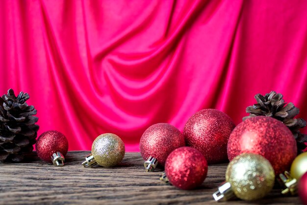 Lucidatura a sfera con decorazioni glitter rosse nel concetto di stagione natalizia