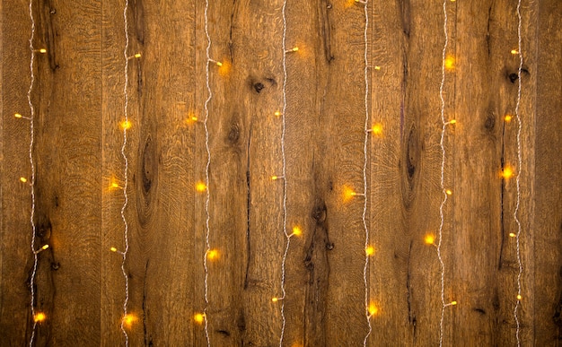 Lucine gialle su una parete di legno