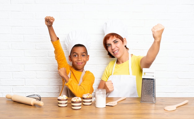 Lucky Mother e suo figlio vestiti da chef in una cucina