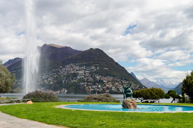 Lugano Svizzera 14 marzo 2023 Fontana sul lago di Lugano con statua in mezzo all'acqua blu nel cantone del Ticino in Svizzera