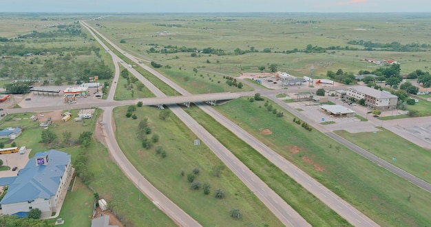 luglio clinton oklahoma usa vista panoramica di una piccola città a clinton nelle autostrade noi
