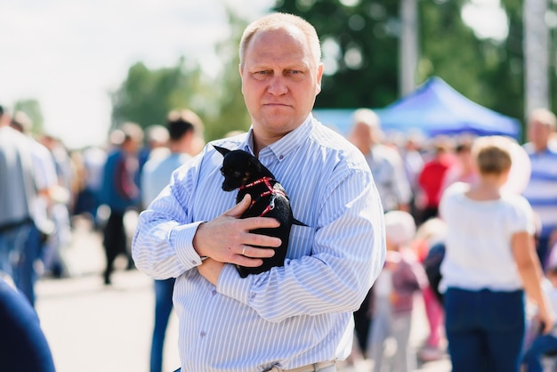 LUH RUSSIA 27 AGOSTO 2016 l'uomo tiene in mano un cane chihuahua