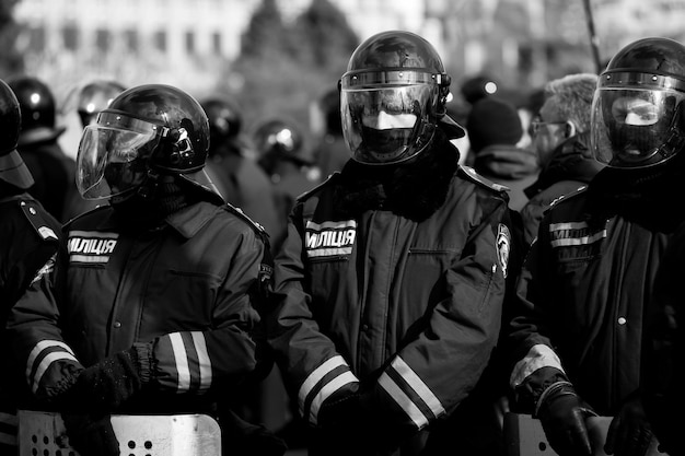 LUHANSK, UCRAINA - 5 APRILE 2014 Miliziani in piena uniforme, a guardia del raduno filo-ucraino.