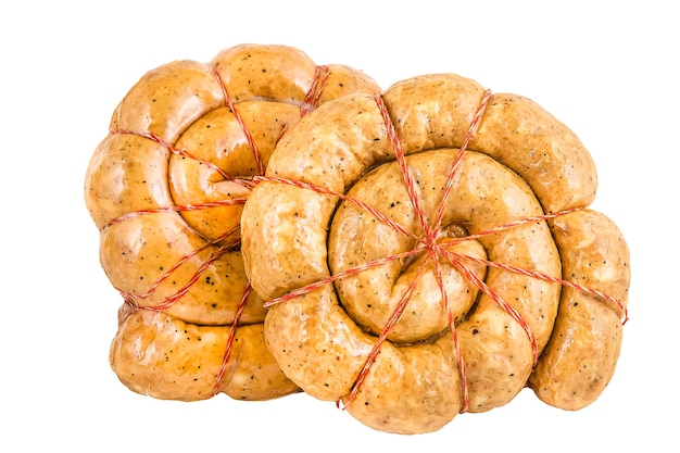 lumaca di salsiccia gialla, affumicata, filata, a spirale, filo rosso in confezione isolata su sfondo bianco