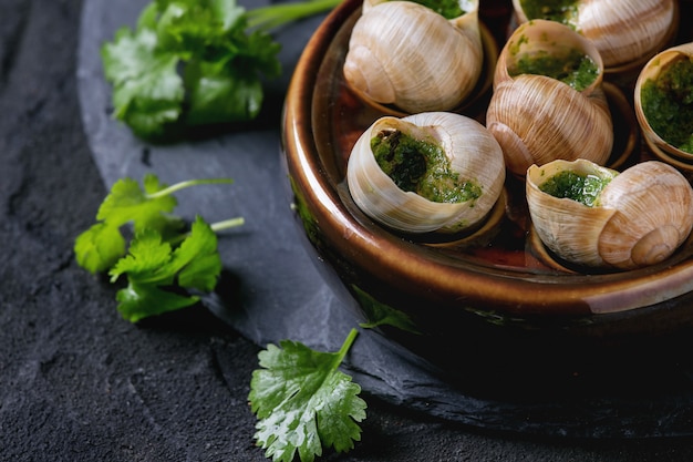 Lumache di Escargots de Bourgogne pronte da mangiare