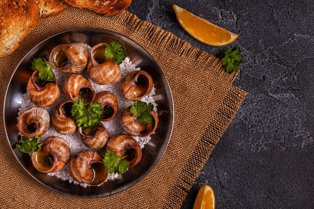 Lumache fritte con limone, baguette e prezzemolo