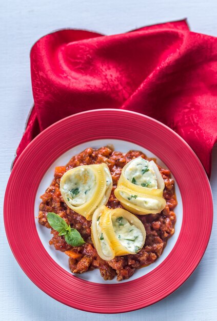 Lumaconi ripieni di ricotta con ragù alla bolognese