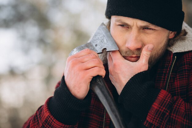 Lumberjack che rade barba con un&#39;ascia