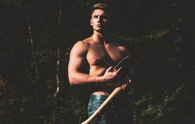 Lumberjack muscoloso giovane uomo nudo atletico senza camicia natura fuori