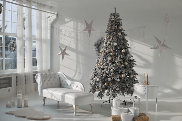 Luminosa stanza bianca piena di sole decorata con decorazioni di Capodanno per le vacanze di Natale
