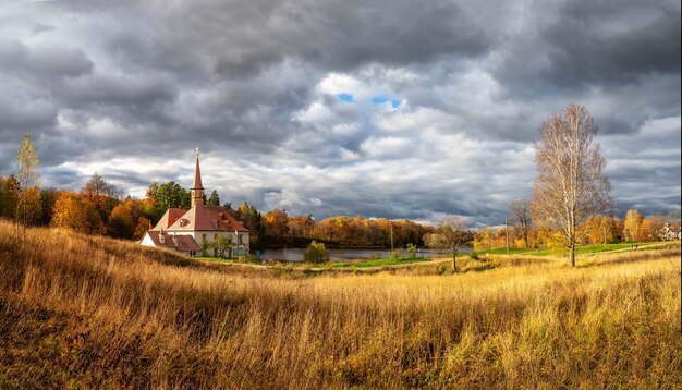 Luminoso panorama autunnale, paesaggio soleggiato con un antico palazzo. Gatchina, Russia.