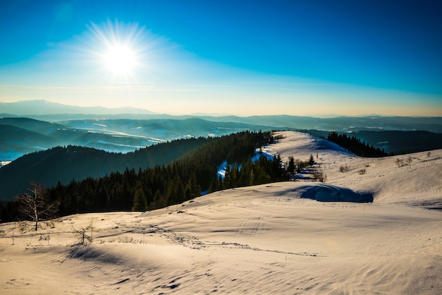 Luminoso pittoresco panorama soleggiato delle piste da sci