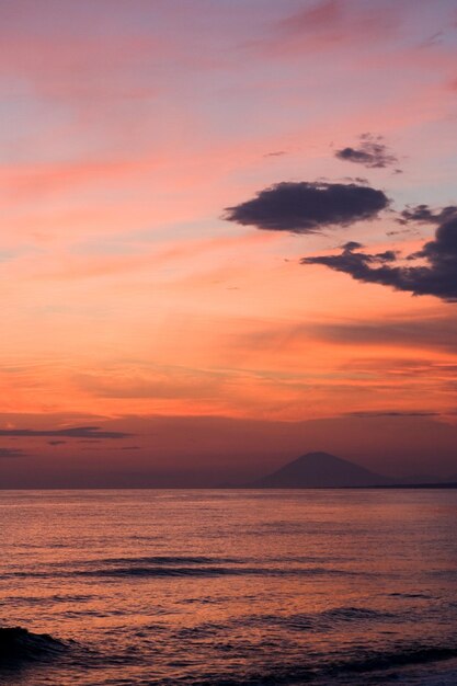 luminoso tramonto sulla costa in Grecia