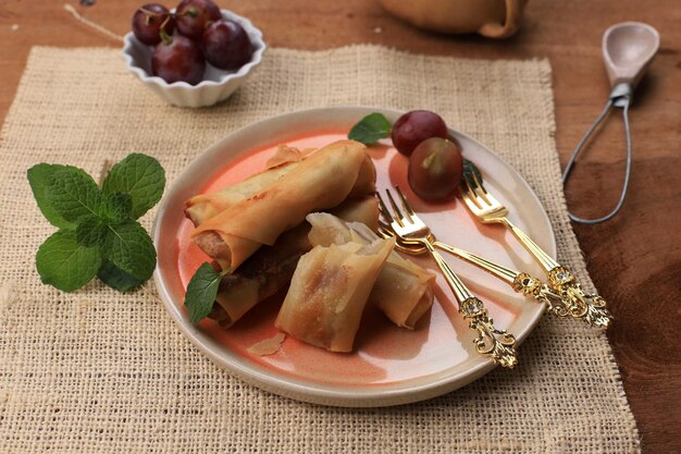 Lumpia dolce croccante sul piatto rustico