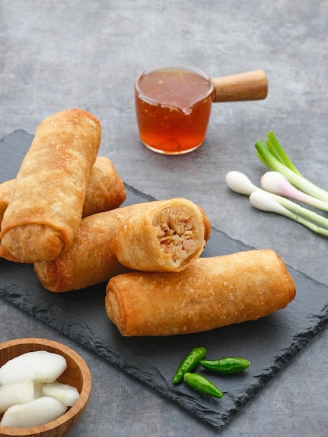 Lumpia o lunpia, spuntini tradizionali di Semarang, Giava Centrale, Indonesia. Involtino primavera tradizionale