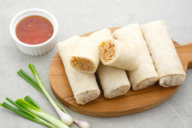 Lumpia o lunpia, spuntini tradizionali di Semarang, Indonesia. Involtini primavera tradizionali