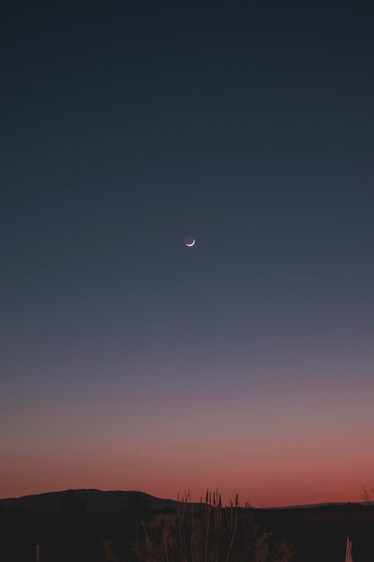 Luna al atardecer con cielo de colores