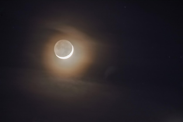 Luna con un bagliore colorato nel cielo notturno
