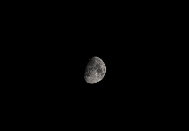 Luna crescente perfettamente dettagliata con uno sfondo totalmente nero