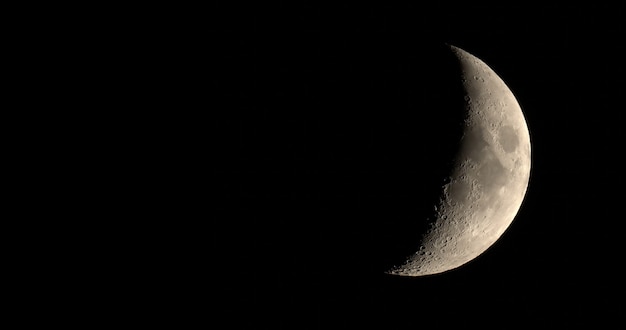 Luna crescente vista con il telescopio