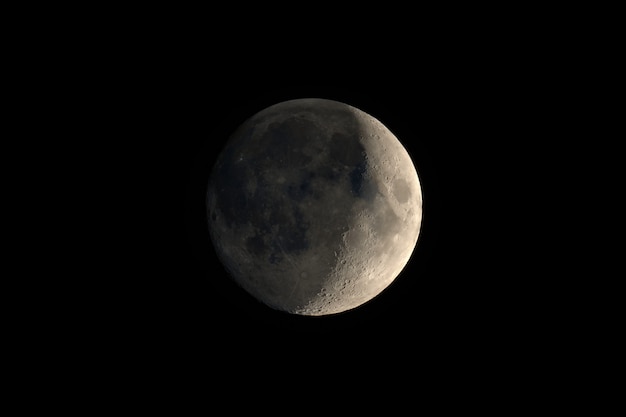 Luna crescente vista con il telescopio