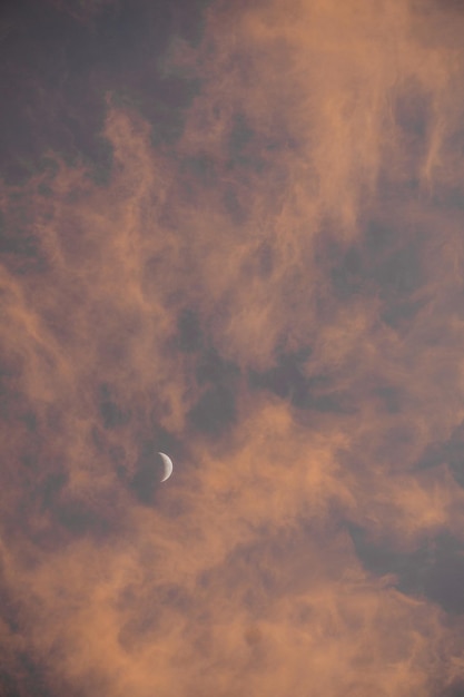 Luna di sfondo astratta estetica circondata da una nuvola arancione