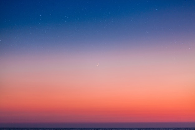 Luna durante il tramonto