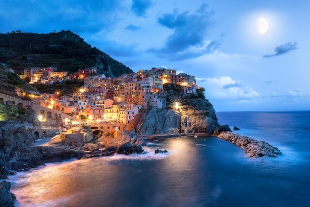 Luna e Manarola villaggio di notte, Cinque Terre, Italia, Europa