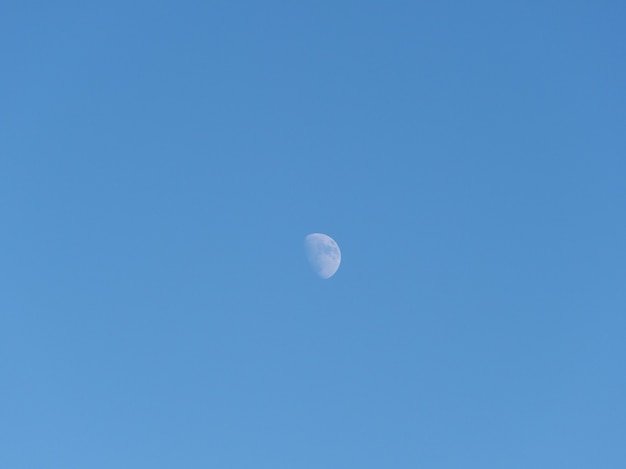 Luna gibbosa crescente